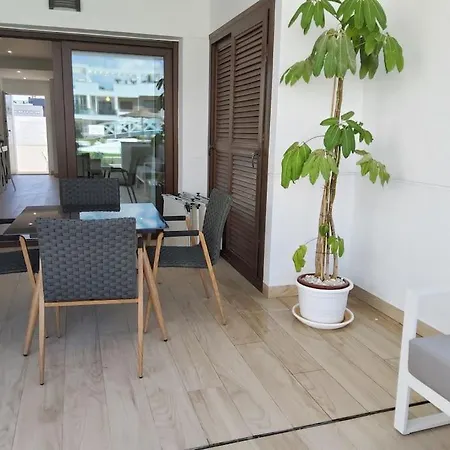 Modern Met Prettig Interieur In Omgeving Balcones *